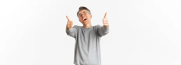 Portrét Veselého Muže Středního Věku Brýlích Šedém Svetru Směje Ukazuje — Stock fotografie