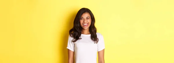 Imagem Menina Afro Americana Despreocupada Camiseta Branca Mostrando Língua Sorrindo — Fotografia de Stock