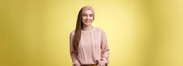 魅力的なフレンドリーな若いです女の子でニットセーターとヘッドバンド保持手でポケット 探して正のやる気達成目標に素晴らしい一日を持っています ポーズ正の黄色の背景 — ストック写真