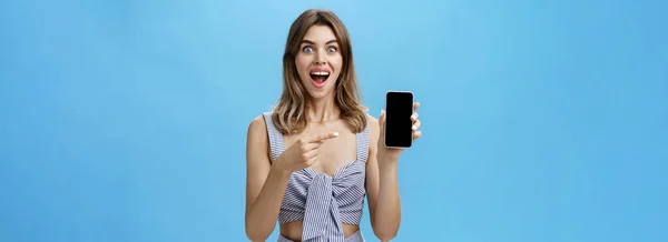 Mulher Feliz Entusiasmada Com Dentes Escancarados Finalmente Comprou Novo Smartphone — Fotografia de Stock