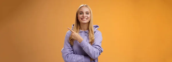 Charismatische Moderne Millennial Niedliche Blonde Frau Kapuzenpulli Lächelnd Fröhlich Diskutieren — Stockfoto