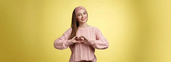 Chica Trae Paz Amor Sonriente Tierna Encantadora Mostrando Gesto Corazón —  Fotos de Stock