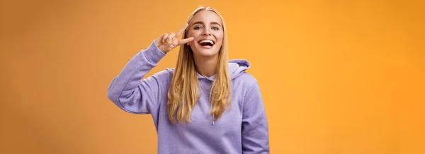 Attraktive Freundliche Unbeschwerte Millennial Blonde Mädchen Lila Kapuzenpullover Spaß Freunde — Stockfoto