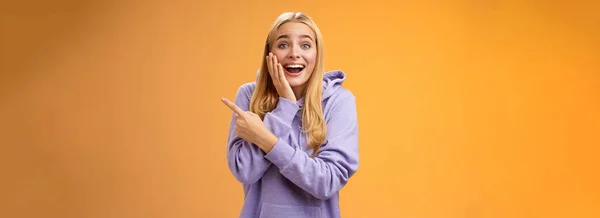 Lifestyle Amused Excited Speechless Happy Young Blond Woman 25S Hoodie — Stock Photo, Image