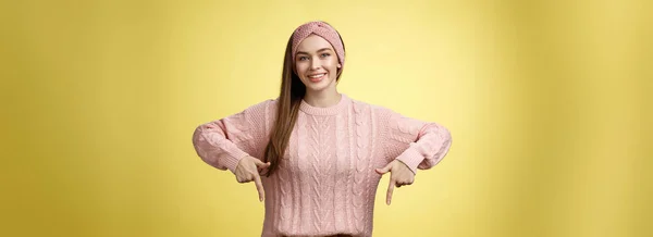 Tender Jonge Twintiger Jaren Europees Meisje Trui Glimlach Breed Eindelijk — Stockfoto