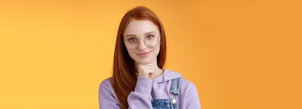 自信快乐放松放松欧洲红头发有技巧的年轻女企业家眼镜成立初创时喜形于色满意结果触碰下巴体贴聪明 橙色背景 — 图库照片