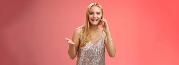 Radostné Hovorné Odchází Atraktivní Blond Žena Mluví Přítel Smartphone Gestikulace — Stock fotografie