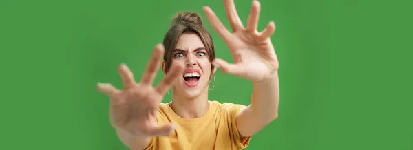 Grappige Emotionele Vrouw Maakt Plezier Gezicht Trekken Handen Naar Voren — Stockfoto