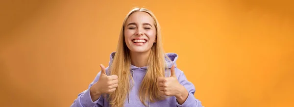 Nahaufnahme Unbeschwert Erfreut Positive Glück Junge Blonde Frau Kapuzenpulli Schließen — Stockfoto
