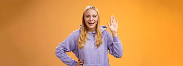 Vriendelijk Energieke Behulpzame Charmante Vrouwelijke Student Zeggen Hallo Nieuwkomers Zwaaiend — Stockfoto