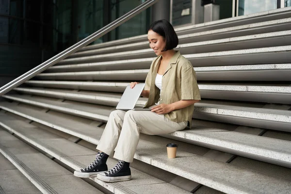 Ung Leende Asiatisk Flicka Med Laptop Sitter Gatan Staden Med — Stockfoto