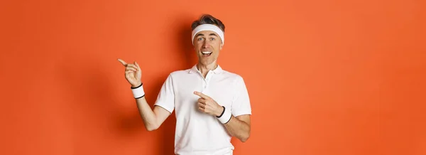 운동과 양식의 오른쪽 손가락을 표정을 오렌지 배경을 스포츠를 잘생긴 남자의 — 스톡 사진