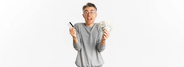 Portret Szczęśliwego Podekscytowanego Mężczyzny Średnim Wieku Pokazujący Kartę Kredytową Pieniądze — Zdjęcie stockowe