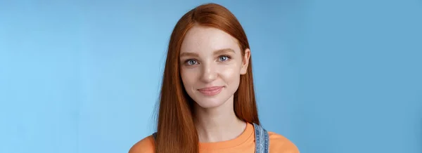 Wychodząca Młoda Ruda Dziewczyna Niebieskie Oczy Noszące Pomarańczowy Shirt Ogrodniczki — Zdjęcie stockowe