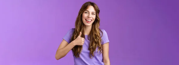 あなたのアイデアのような陽気な支持活発な発信原因の女の子肯定的な意見を与える承認を示す親指アップ満足笑顔広く受け入れ偉大な計画スタンド紫色の背景 — ストック写真