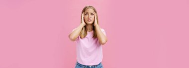 Önemli sayıda dokunmatik kadının elleri ile tapınaklara dokunduğunu endişeli ve odaklanmış bir şekilde pembe arka plana karşı duran bilgiyi hatırlamakta zorlanıyor. Vücut dili ve