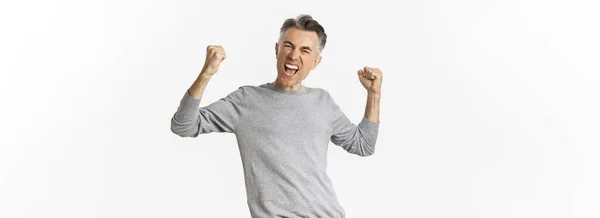 Bild Eines Erfolgreichen Mannes Mittleren Alters Der Triumphiert Vor Freude — Stockfoto
