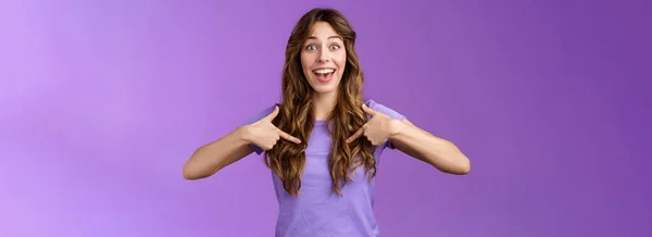 陽気で活発なUpbeat楽しまれた幸せな女の子の巻き毛オープン口面白がってポインティングセンター自分自身喜んで自分の達成を伝える笑顔広く友人プロモーション紫色の背景を伝える — ストック写真