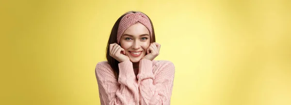 긍정적 감정에서 빛나는 스웨터를 바보같은 매력적 매력적 친구의 흥분된 즐겁게 — 스톡 사진
