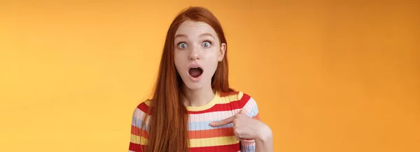 Lifestyle Shocked Silly Surprised Redhead Cute Girl Gasping Drop Jaw — Stock Photo, Image