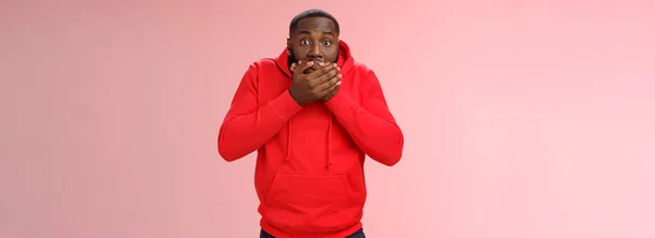 Σοκαρισμένος Λαχανιασμένος Έκπληκτος Αφροαμερικάνος Άκουσε Εκπληκτική Φήμη Τύπου Παλάμες Στόμα — Φωτογραφία Αρχείου