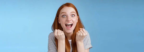 Buenas Noticias Atractiva Chica Pelirroja Sorprendida Animando Puños Apretón Feliz — Foto de Stock