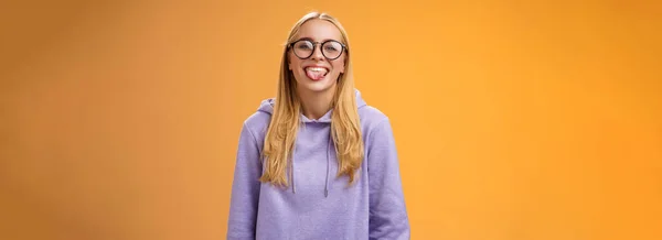 Eğlenceli Kadın Programcı Öğle Arasında Arkadaşlarının Etrafında Dolanıyor Kocaman Gülümsüyor — Stok fotoğraf