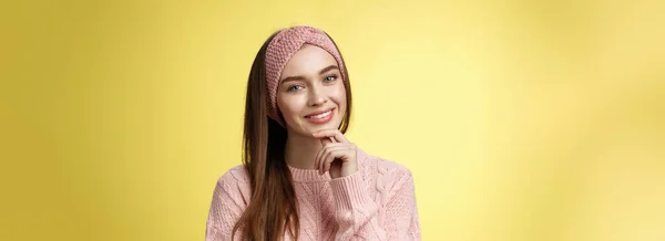 Jovem Europeia Feliz Fita Malha Suéter Inclinando Cabeça Tocando Queixo — Fotografia de Stock