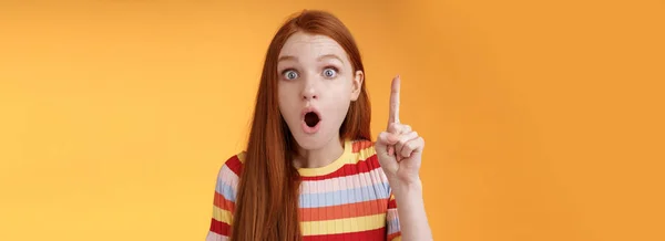 Harika Bir Fikir Heyecanlı Kızıl Saçlı Kız Ağzını Işaret Parmağı — Stok fotoğraf