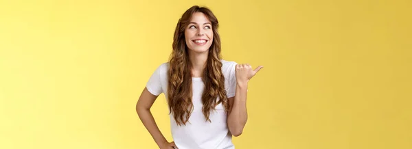 Удовлетворенные Беззаботные Веселые Привлекательные Европейские Женщины Показывают Большой Палец Вверх — стоковое фото