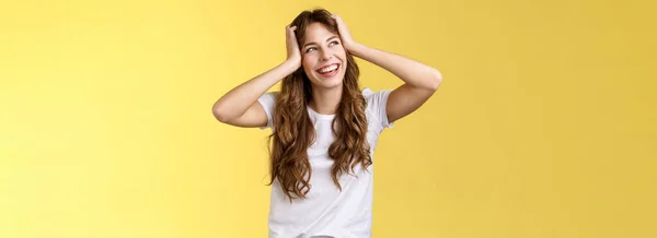 Despreocupado Feliz Atractiva Chica Sonriente Mantener Cabeza Rizado Peinado Alejar —  Fotos de Stock