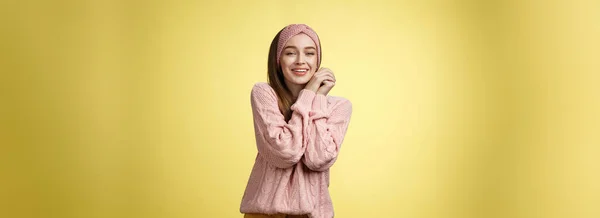 Fröhlicher Glamour Junge Hübsche Europäerin Rosa Kuschelig Gestricktem Stirnband Pullover — Stockfoto