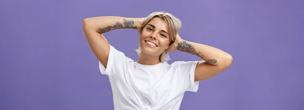 Lifestyle Close Shot Good Looking Stylish Relaxed Blond Woman Tattoos — Stock Photo, Image