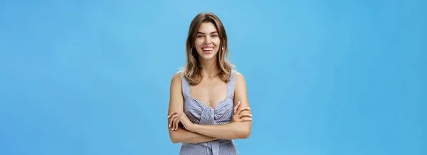 Happy Karismatik Dewasa Wanita Eropa Dengan Gigi Celah Lucu Tersenyum — Stok Foto