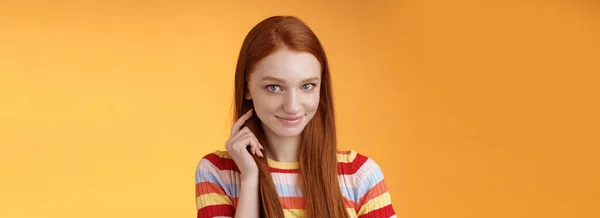 Romantische Flirty Schüchtern Attraktive Rothaarige Mädchen 20Er Jahre Berühren Haarsträhne — Stockfoto
