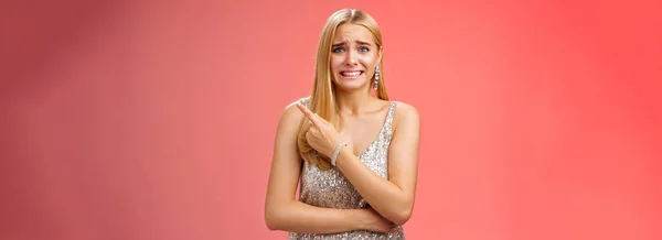 Zenuwachtig Aarzelend Aantrekkelijk Bezorgd Blond Vrouw Cringing Frons Clench Tanden — Stockfoto