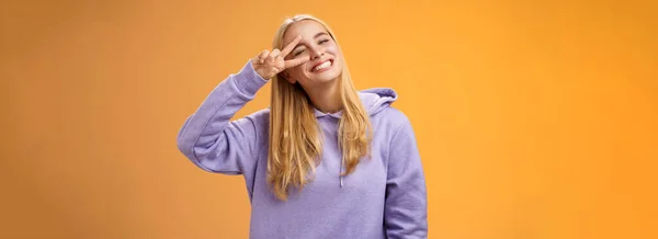 Unbekümmert Optimistisch Junge Niedliche Blonde Kaukasische Freundin Spaß Haben Sonne — Stockfoto
