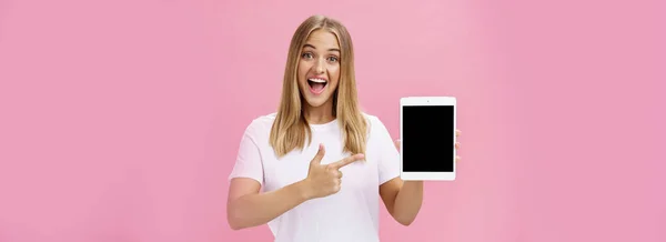 Mujer Dando Recomendación Comprar Tableta Digital Apuntando Pantalla Del Dispositivo —  Fotos de Stock