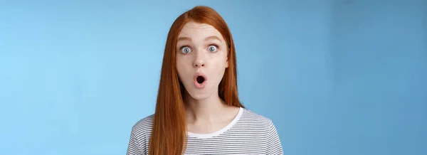 Εντυπωσιακό Omg Εντυπωσιασμένη Έκπληξη Διασκεδάζει Όμορφη Κοκκινομάλλα Κορίτσι Αναδίπλωση Χείλη — Φωτογραφία Αρχείου