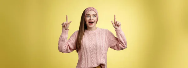 Ecstatic Bawiła Pozytywną Młodą Dwudziestolatkę Ubraną Luźny Sweter Opaską Głowie — Zdjęcie stockowe