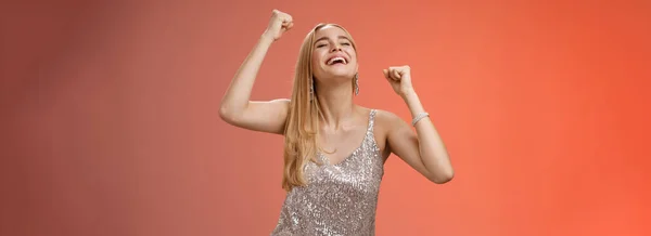 Podekscytowany Beztroski Szczęśliwy Stylowy Blondynka Europejczyk Kobieta Zabawy Taniec Uśmiechając — Zdjęcie stockowe