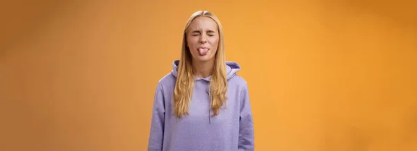 Verspielt Amüsiert Charismatische Junge Lustige Blonde Mädchen Mit Spaß Schließen — Stockfoto
