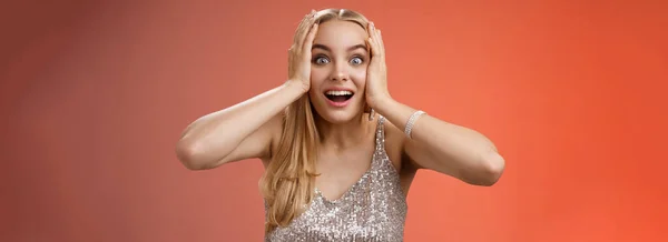 Amüsiert Überrascht Aufgeregt Junge Blonde Attraktive Frau Silber Glitzernden Stilvollen — Stockfoto
