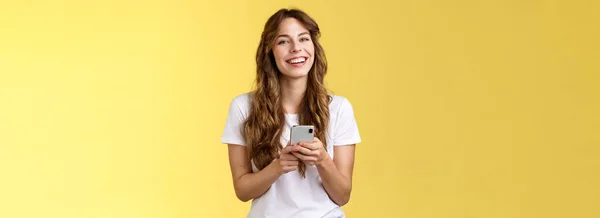 Animado Entusiasta Amigável Sorrindo Mulher Feliz Usando Smartphone Mensagens Texto — Fotografia de Stock