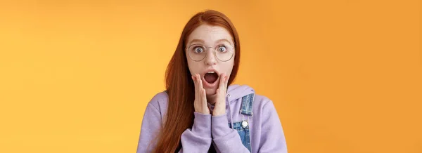 Shocked Impressed Redhead Girlfriend Drop Jaw Gasping Screaming Wow Omg — Stock Photo, Image