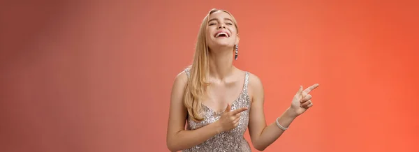 Lustige Unbeschwerte Blonde Europäerin Silber Glitzerndem Abendkleid Hebt Den Kopf — Stockfoto
