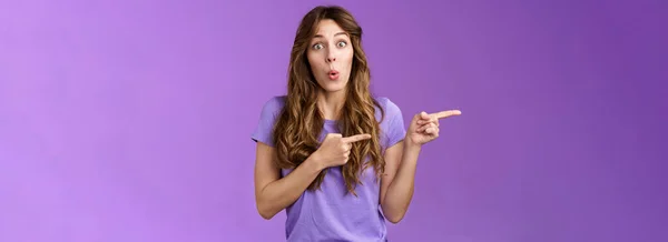 惊喜的热情可爱的女朋友想试试广告产品折叠嘴唇兴奋的样子羡慕兴奋的站着紫色背景好奇的想知道是什么方向 — 图库照片