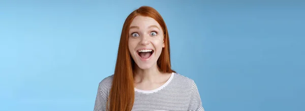 Surpreendido Satisfeito Feliz Impressionado Ruiva Europeia Menina 20S Reagindo Divertidos — Fotografia de Stock