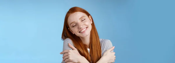 Yaşam Tarzı Sevecen Genç Tatlı Nazik Kızıl Saçlı Kız Arkadaş — Stok fotoğraf