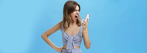 Vrouw Schreeuwend Naar Smartphone Met Zieke Vermoeide Blik Agressief Boos — Stockfoto